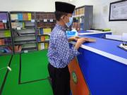Santri Meminjam Buku Di Perpustakaan Alif Laam Miim